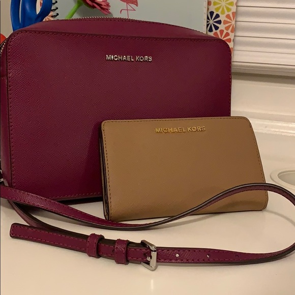 Michael Kors Handbags - MICHAEL KORS LEATHER CROSSBODY WALLET COMBO